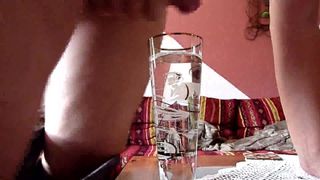 Sperma Cumshot in Glas Wasser