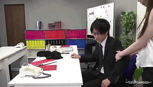 Eine sexuell erregte japanische lehrerin will ejakulat tief in ihre enge vaginale öffnung erhalten