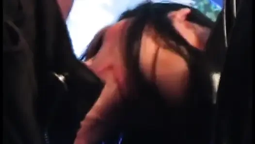Lateks takım elbiseli kadın domina anal seks yapıyor ve döl yiyor