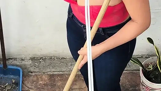 Wanita tukang bersih-bersih lagi sedih gara-gara ditinggal suaminya ke amerika