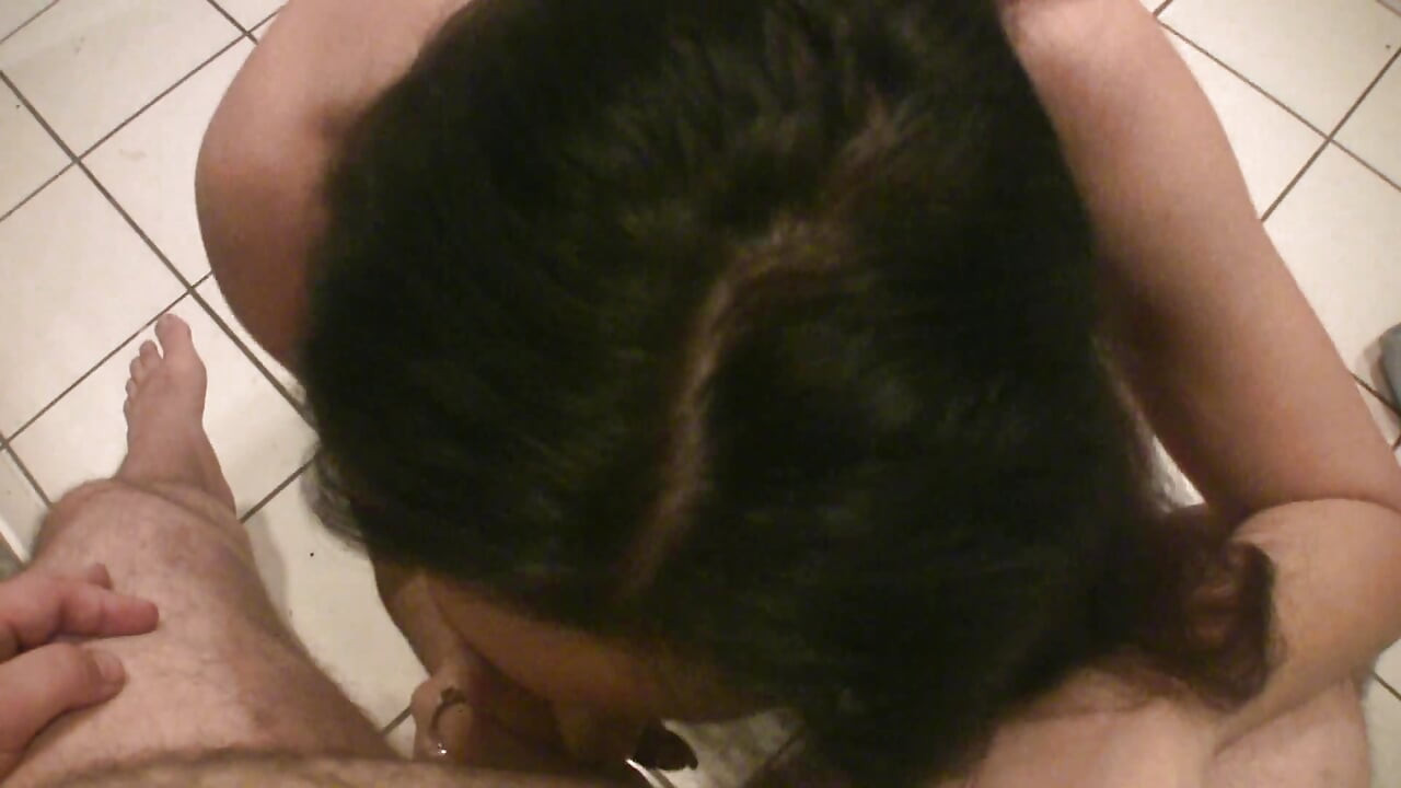 Remaja si rambut coklat amatur menghisap batang di dapur