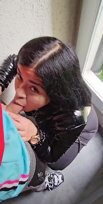 MILF Se Toma Mi Leche a Cambio De Ayuda