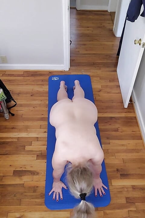 Ateşli orta yaşlı seksi iri güzel kadın çıplak yoga yapıyor!