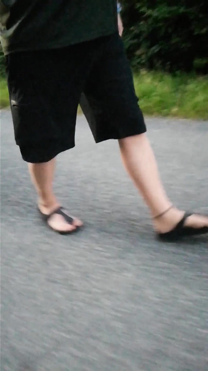 Fora e sobre com pés de nylon em Birkenstocks in the Morning