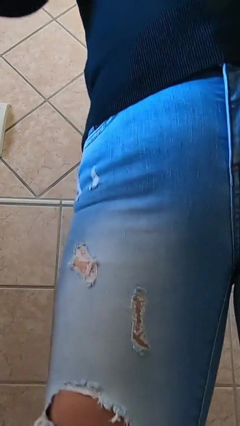 Atemberaubender moment von "Try dünne jeans. Die dicke stiefschwester kämpft darum, ihren hintern in ihre jeans zu passen"