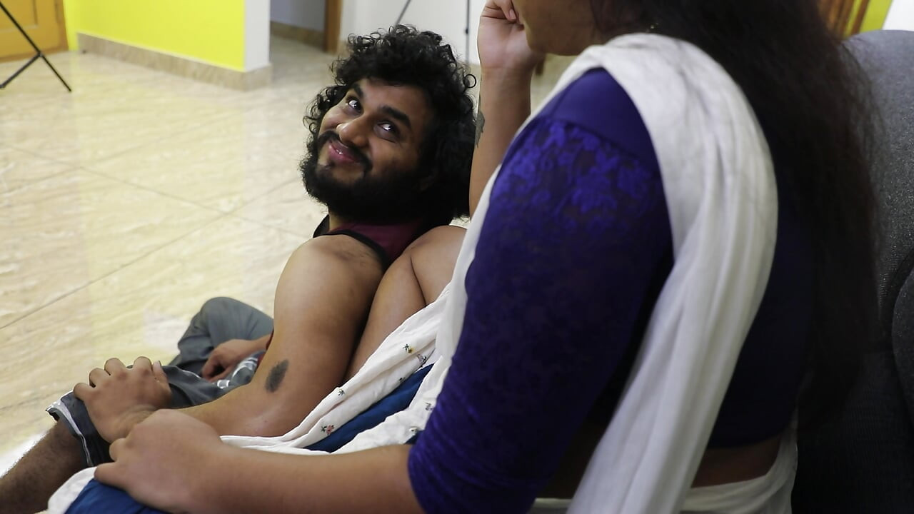 Слугата Джану се наслаждава на горещ секс с шефа, докато гледа телевизия, слугата и шефът на Маллу се чукат горещо на дивана