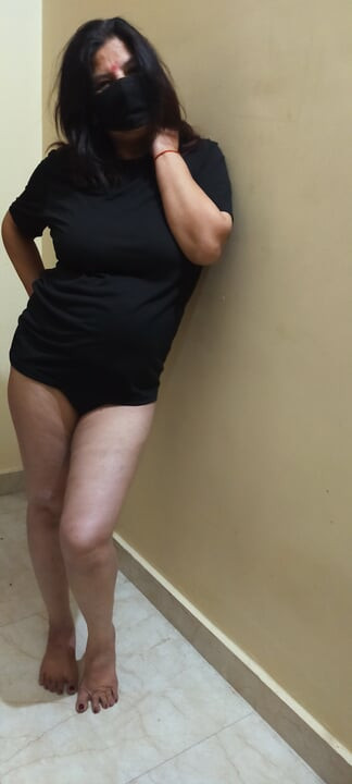 Ateşli orta yaşlı seksi kadın dans ediyor ve fışkırtıyor.