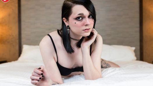 GROOBY ARCHIVES - Emo Paige Turner мастурбирует соло