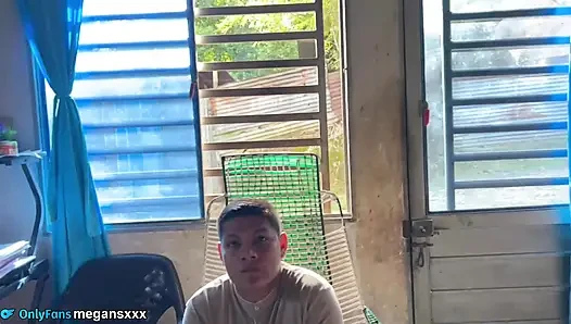 Dia berbicara dengan suaminya di telepon dan aku memasukkan penisku ke dalam dirinya