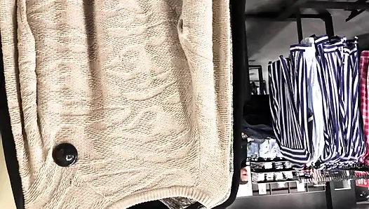 Mia bandini si cewek hot lagi asik masturbasi di ruang ganti