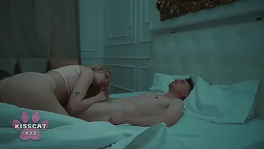 Üvey Anne Üvey Babasını Üvey Kızı Amber Kawaii'nin Içine Boşalarken Yakalıyor Ve Paylaşılan Yatakta Sert Sikişiyor