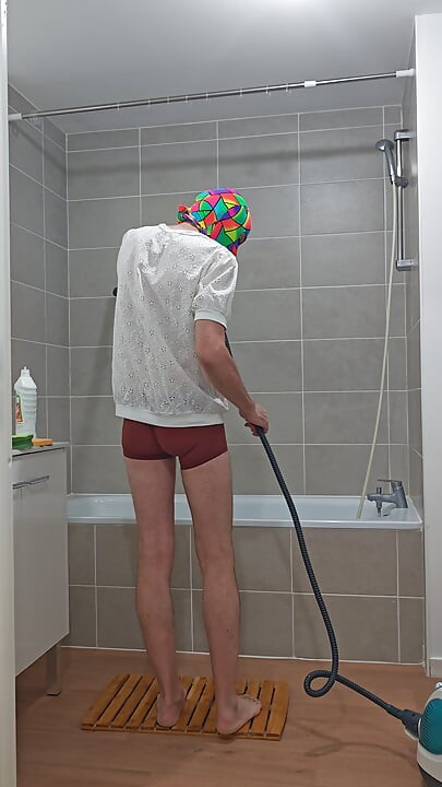 I'm finishing the steam cleaning of the bathtub (episode 3)