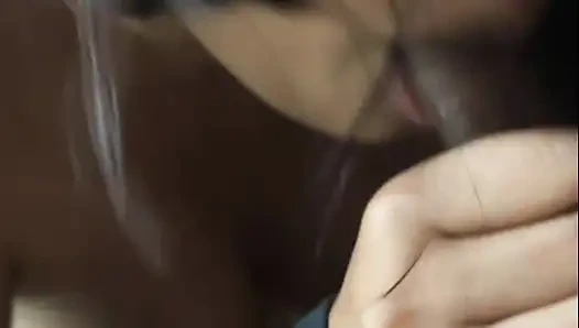 Пары наслаждаются страстным сексом в приватной комнате