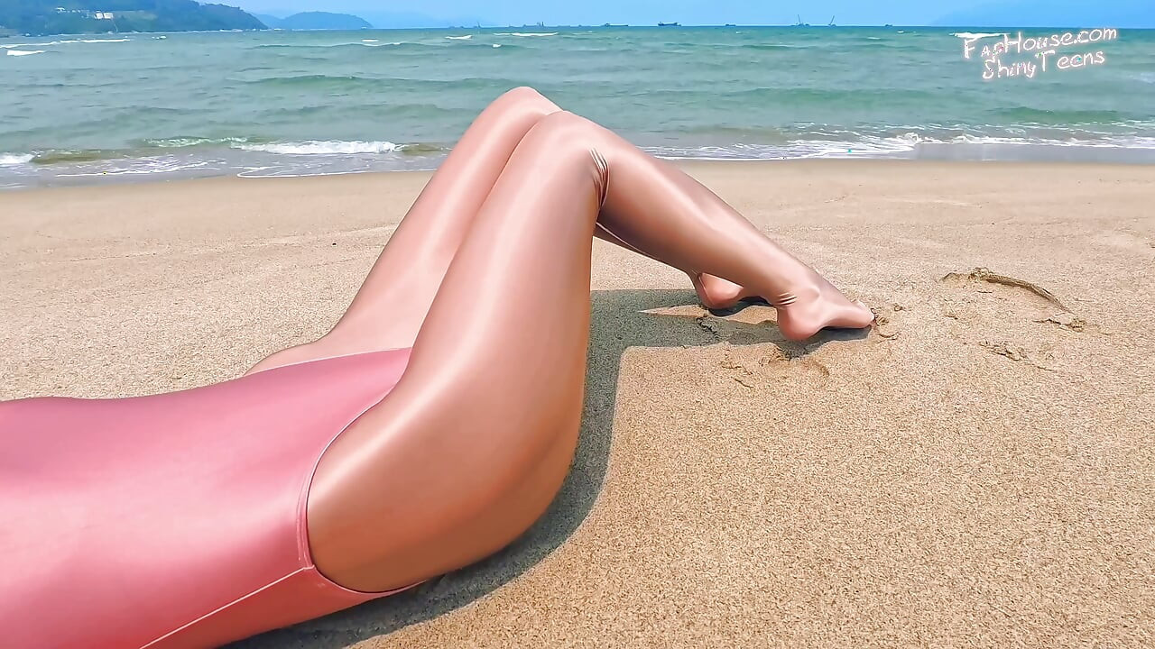 901 Sjajni zlatni spandex najlonke i trikao na plaži