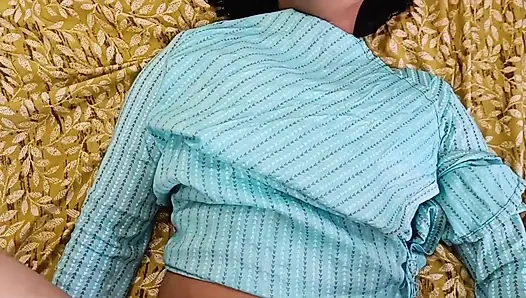 Heiße indische desi-stiefschwester war hart gefickt in doggystyle-position auf klarem Hindi Audio