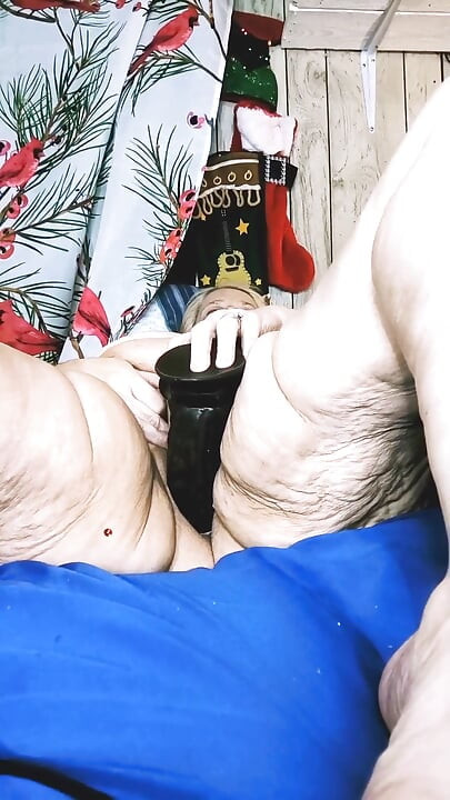 Ele a peituda cereja de sua buceta sem peluda