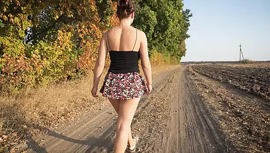 Mädchen beobachten, wie sie im freien, upskrt, höschen mit vollem rücken geht