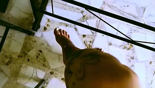 Мой стол, мои правила, мой стул для ног