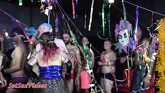 Lizzy Hartz bir karnaval partisinde çıkış yapıyor, çok azgın