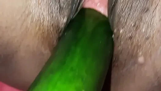 Ibu rumah tangga hot desi sendirian di rumah dan mengambil mentimun di memek untuk setisfy sendiri