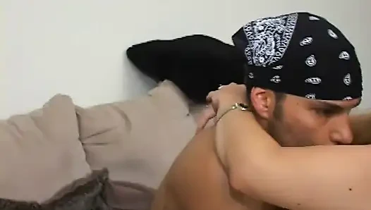 Ateşli edepsiz genç sürtük büyük bir adam tarafından zar zor sikiliyor