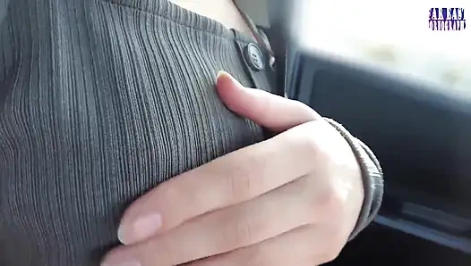 Cewek seksi ini lagi jalan-jalan sambil jalan-jalan di mana matanya yang ramai-ramai memuncak!