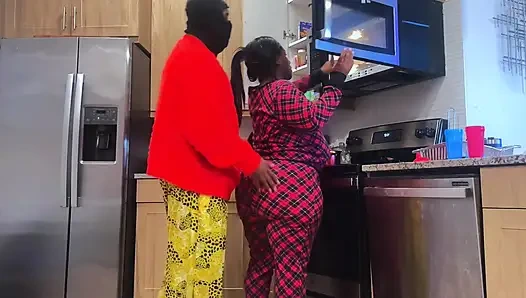 Cewek sange ini dientot habis-habisan di dapur