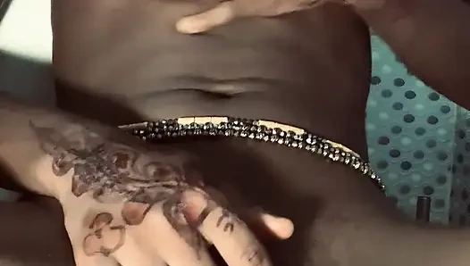 Ateşli zenci hatun browngurl234 banyoda tek başına anın tadını çıkarıyor