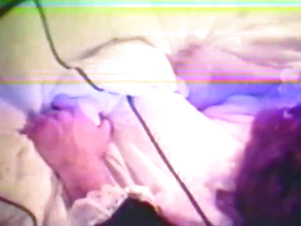 Retro-domina-arsch von einem riesigen dildo gefickt