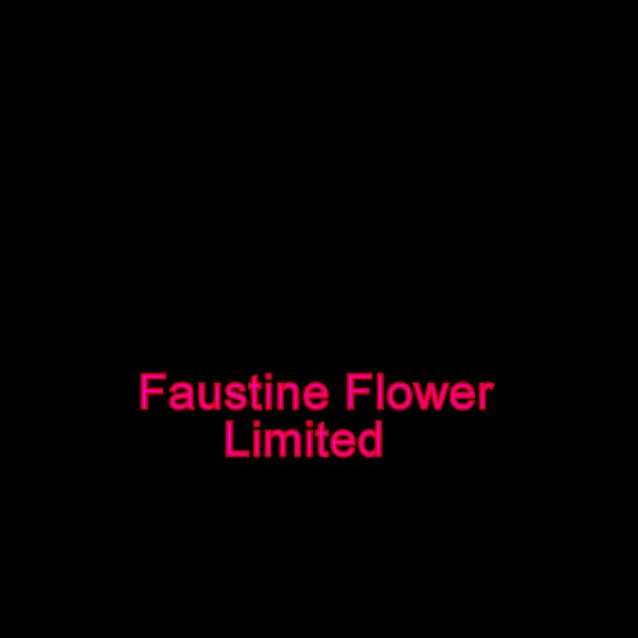 Кроссдрессер в юбке на стуле на улице показывает ее задницу и член