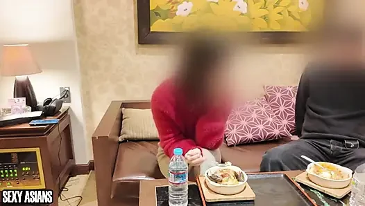Auf ein date geliehen. Sie vergisst alles, als das verlangen schnell übernimmt