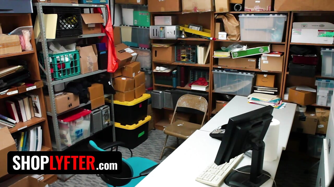 Shoplyfter - το άτακτο μωρό Alex Harper εκθέτει το στενό μουνί και τα στρογγυλά βυζιά της στον αξιωματικό Lp