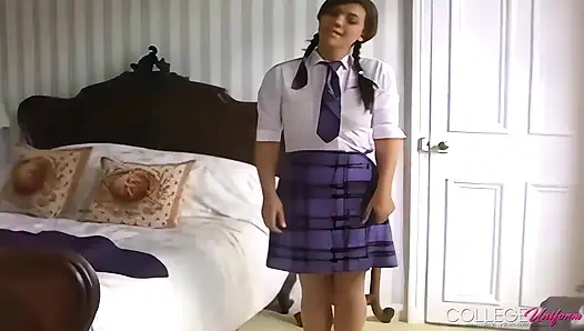 Samantha buxton lagi asik ganti baju warna ungu