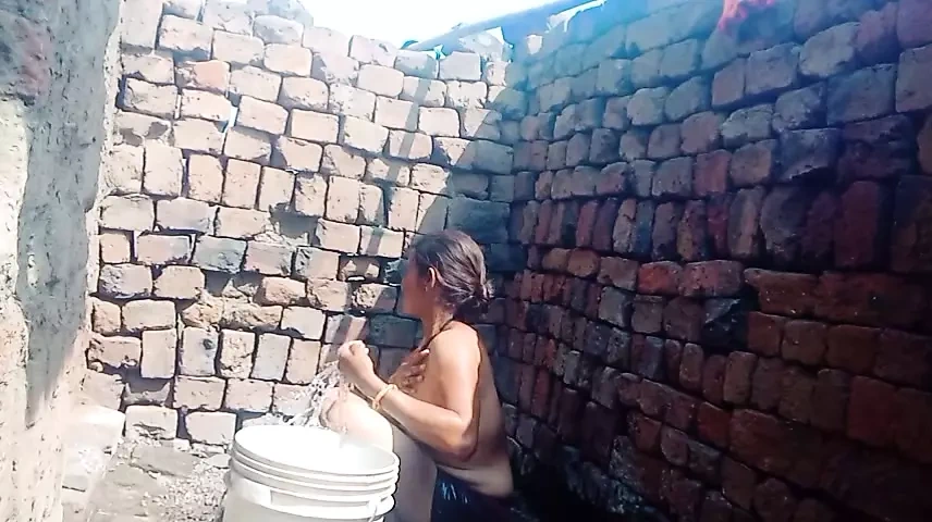 Girlfriend was taking a bath and she was fucked while taking a bath.