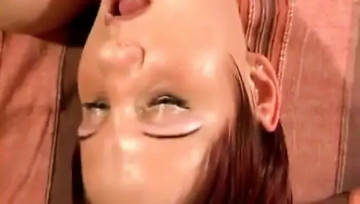Baştan çıkarıcı esmer seksi striptiz yapıyor