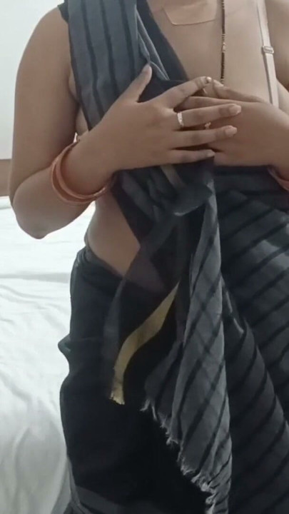 Hintli ateşli seksi yenge soyunuyor sari üvey erkek kardeşim evde yokken sevgilisi tarafından sert sikiliyor Hintçe ses | Klip 1