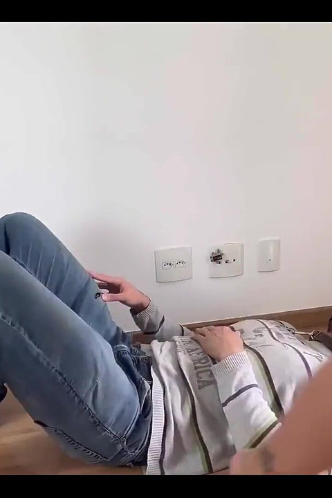 Kiffa testa novo escravo pisando e chutando suas bolas