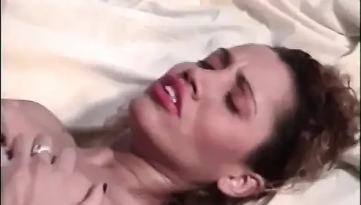 Seksi büyük memeli amcık yalıyor amcık büyük beyaz yarak emiyor