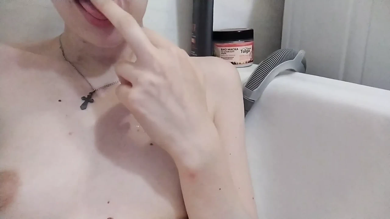 Pussy got wet in the bathroom without waiting for the boss