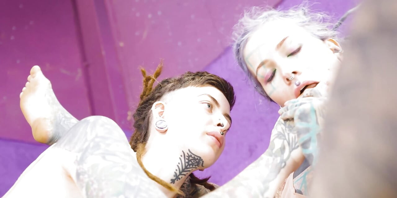 İlk kez anal sıska kız dövmeli kız tarafından götünü yalatıyor