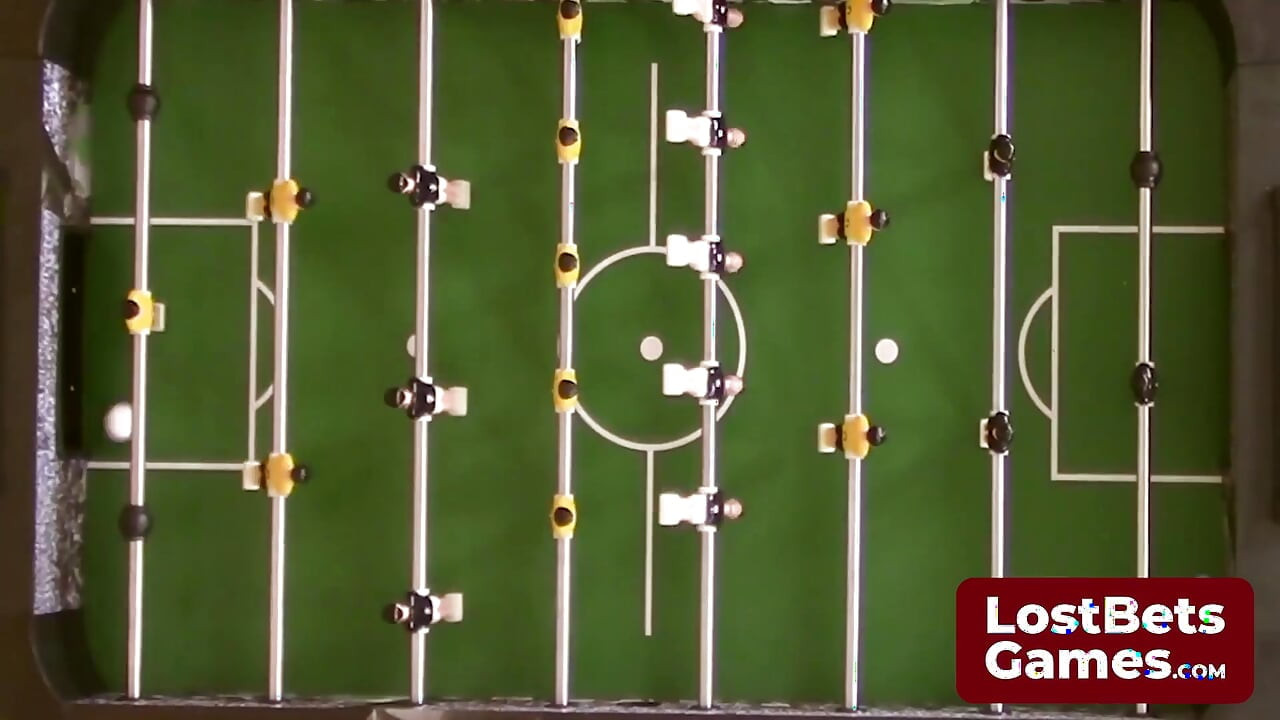 स्ट्रिप फोसबॉल गेम अंत में पिटाई का वादा करता है