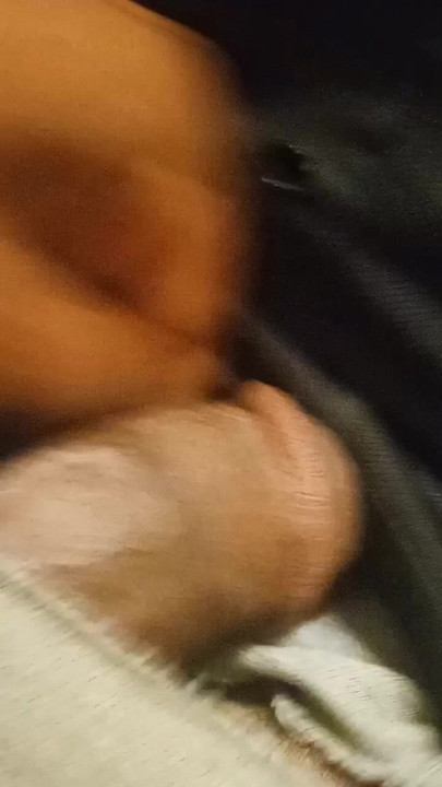 鸡巴柔软，仍然悬着