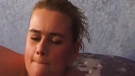 Pembantu semok jerman lagi asik fingering pantatnya