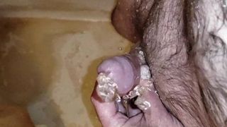 Small cock dude pissing in the tub in slomo