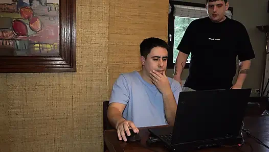 Ben çalışırken arkadaşım karımın amını sikiyor... yanlarına!