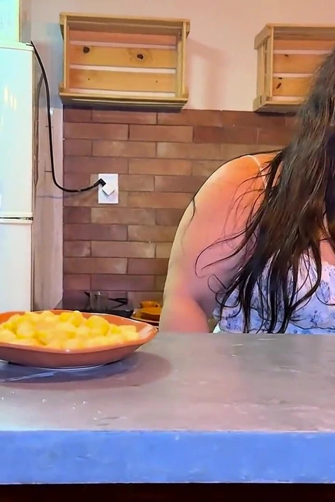 我去拿零食, 回来时我丈夫正在给我朋友做甜点