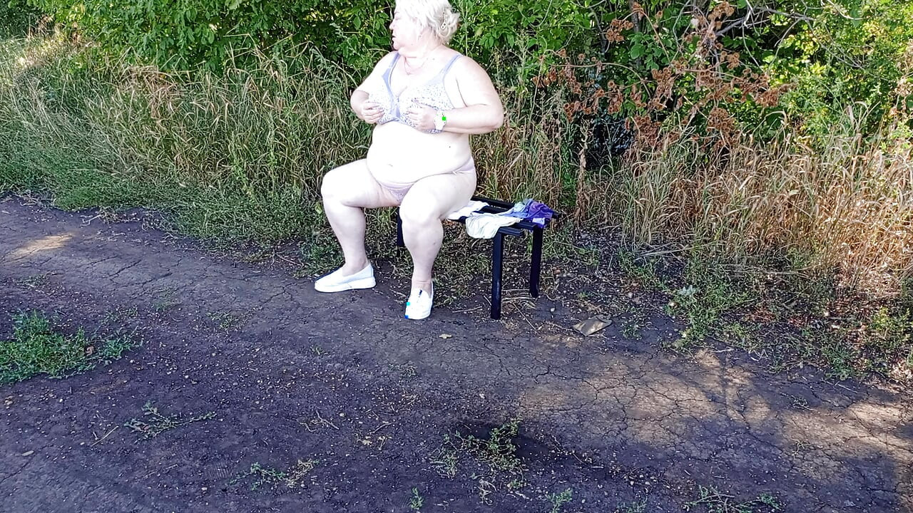 Susjeda u parku se svlači i masturbira do orgazma na klupi