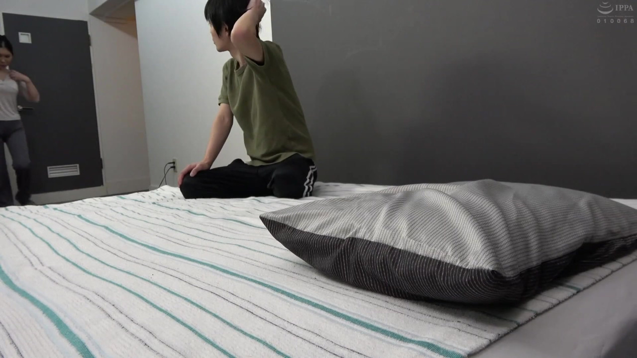 息子が母親の体をマッサージ中にズボンを下げて半ケツにしたら… - Part.1