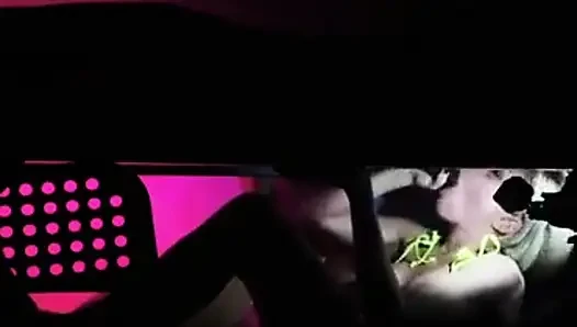 Krystal und Kyla doppelt im teamen einen großen schwarzen schwanz am melktisch-bts