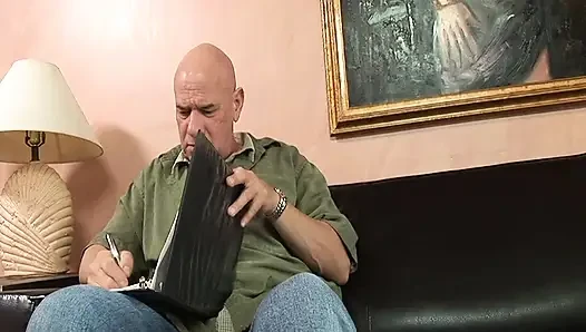 Sarışın tıknaz bir yarağı emiyor ve sonra amcığını sikip boşaltıyor